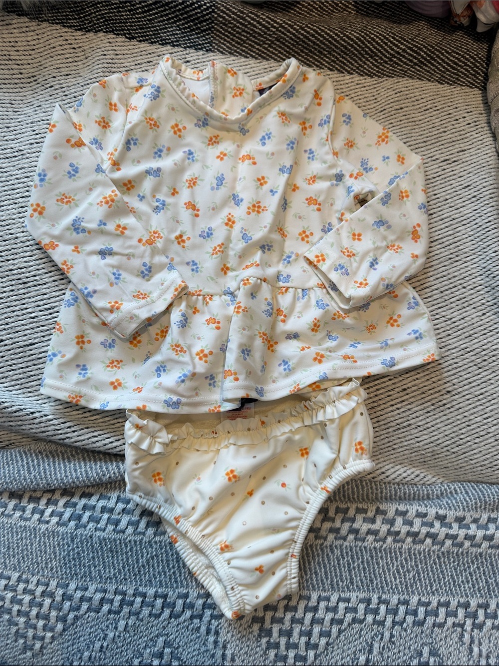 LIKE NEW 2piece 6m baby bathing suit